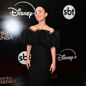 Com bom humor e elegância, Tata Werneck surgiu no Troféu Imprensa, em São Paulo, com um look todo preto. O destaque ficou por conta do vestido longo com plumas