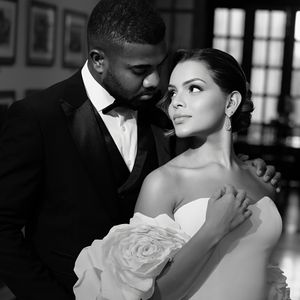 Emilly Araújo combinou um vestido de corte minimalista e sofisticado com uma capa volumosa de flores em relevo para o ensaio pré-wedding com Davi Brito