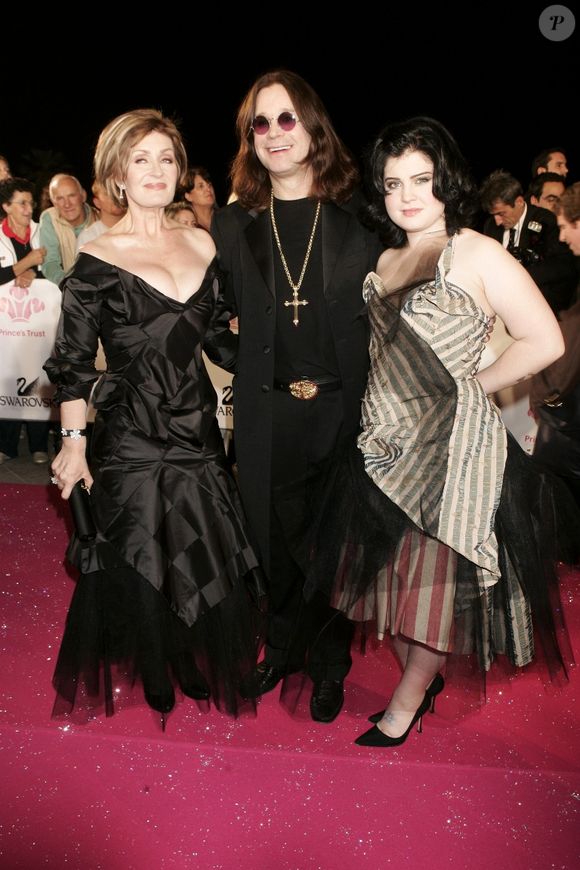 “Parem de fazer artigos ou postagens sobre como vocês acham que meus pais estão fazendo um pacto de suicídio. Isso foi besteira. Minha mãe disse para chamar a atenção”, rebateu Kelly Osbourne