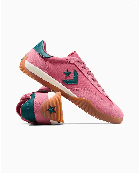 Os Omega Trainer SE ganham destaque ao unir poliéster resistente e reforços em camurça, criando um visual mais sofisticado e urbano