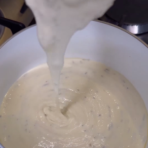 Com a mistura homogênea, transfira para uma panela com um fio de azeite e ligada no fogo mínimo