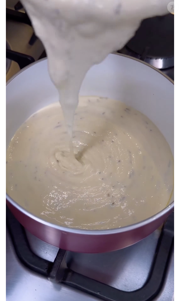 Com a mistura homogênea, transfira para uma panela com um fio de azeite e ligada no fogo mínimo