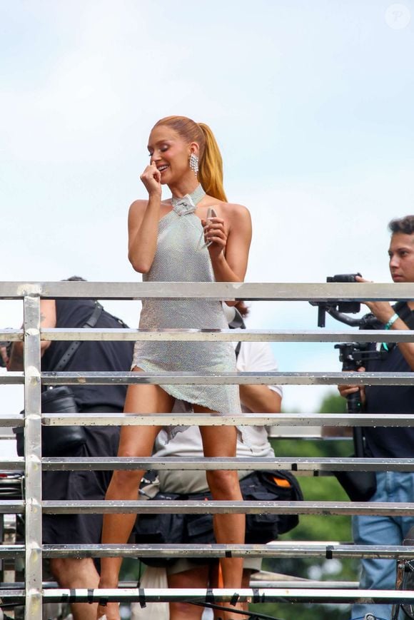 Look prateado de Marina Ruy Barbosa reforça tendência metalizada no Carnaval 2026