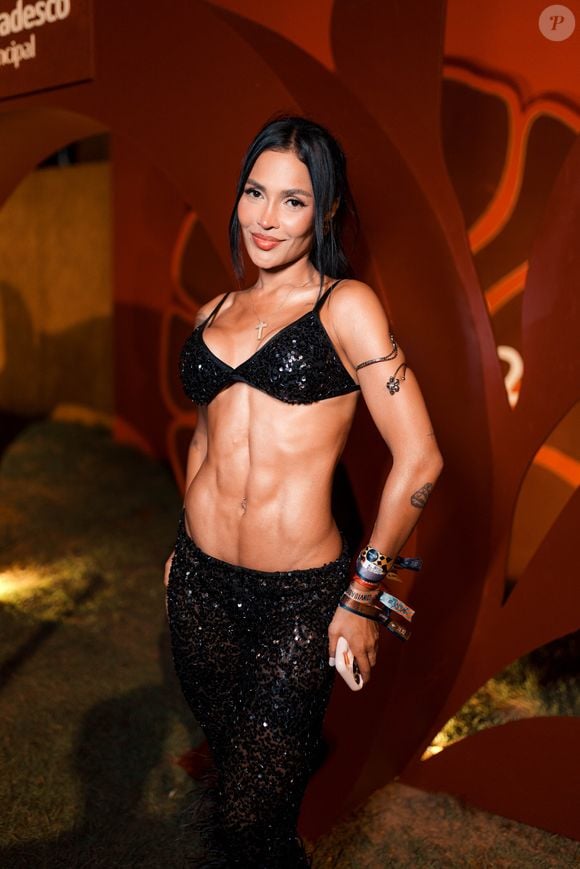 Flay deixou a barriga de fora em um look all black