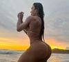Nua, Gracyanne Barbosa deixou bumbum à mostra ao posar em praia naturalista do Rio de Janeiro