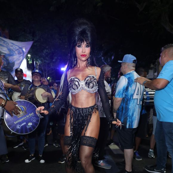 Direto dos anos 80 para a Sapucaí: Elvira versão Sato chegou!