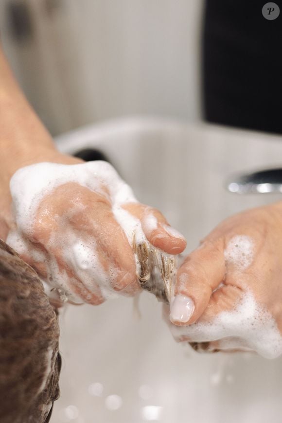 Para quem tem as pontas dos cabelos mais ressecadas, os condicionadores com fórmulas mais nutritivas podem ser uma alternativa. A escolha do produto, segundo as recomendações de cuidados capilares, deve levar em consideração as características e as necessidades dos fios