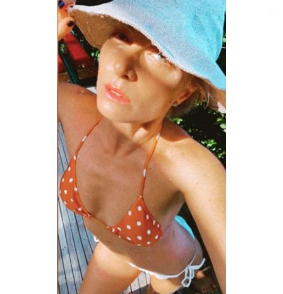 Angélica usa biquíni de estampa poá nas cores laranja e branco