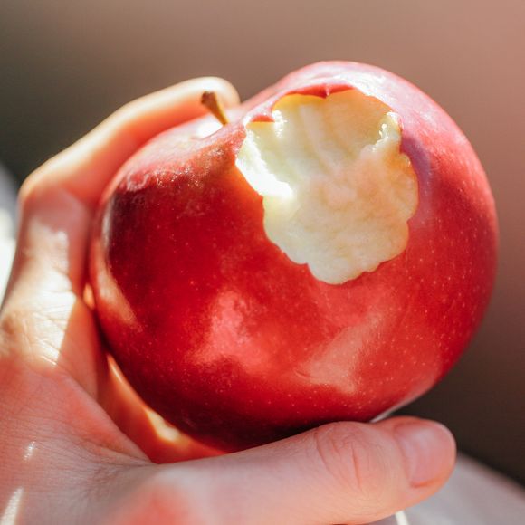 O especialista alerta para aumentar a ingestão de alimentos ricos em fibras, como maçã.