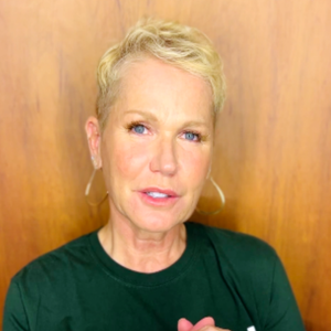 Xuxa ao Purepeople: ‘Esse homem que é um velho babão que olha uma criança de 13, 14 anos e diz que 'pintou um clima' entre eles dois. Que nojo desse cara’