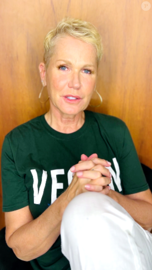 Xuxa ao Purepeople: ‘Esse homem que é um velho babão que olha uma criança de 13, 14 anos e diz que 'pintou um clima' entre eles dois. Que nojo desse cara’