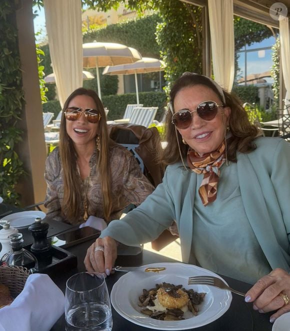 Em meio à repercussão de notícias sobre sua vida pessoal, Patricia Abravanel compartilhou registros de momentos em família na Itália. Segundo o Alô Alô Bahia, a apresentadora publicou uma declaração de carinho aos filhos e à mãe, destacando o valor da companhia dos familiares