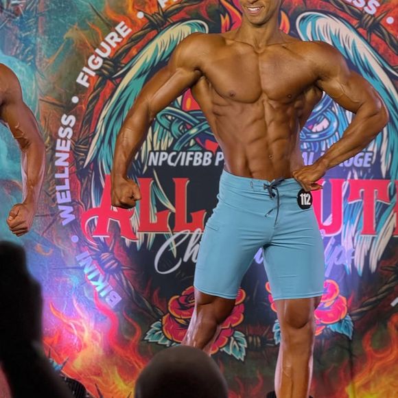 Victor Alexandre impressionou com seu corpo super definido durante o 2025 All South Pro Championships