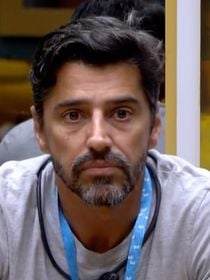 Alberto Cowboy no paredão do 'BBB 26'! Veterano se dá mal em dinâmica, é emparedado por Breno e 'exilado' da casa; web aponta atitude: 'Tá pistola'