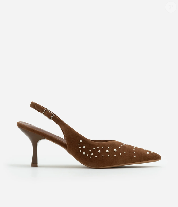Na Renner, o slingback marrom-chocolate se destaca pelas tachas, detalhe que deixa o modelo mais ousado e inspirado na estética dos anos 80 e 90. O sapato custa R$ 139,90 no site da marca