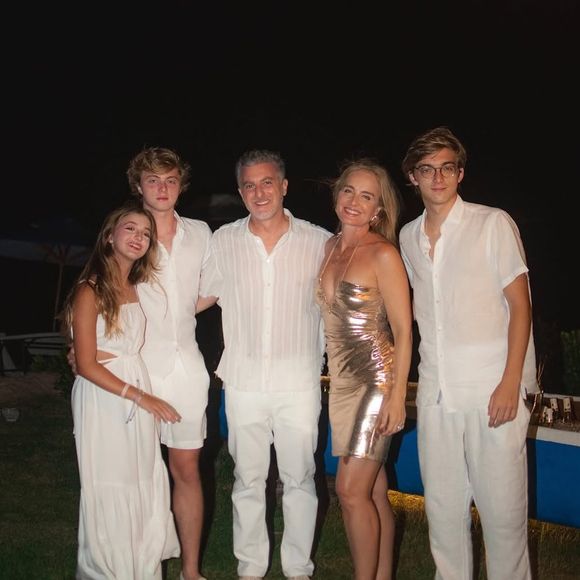 Luciano Huck e Angélica com os três filhos
