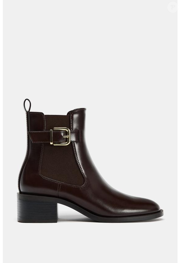 É justamente essa cor, em sua forma mais intensa, quase marrom, que é a estrela do nosso favorito do dia: estas botas de cano curto da ZARA