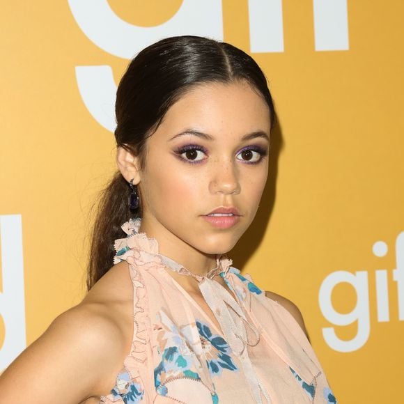 2017: Jenna Ortega já começava a deixar o ar infantil de seu rosto e estilo