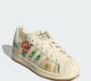 Nem Samba, nem Gazelle: o novo Adidas Superstar II com detalhes florais roubou a atenção das apaixonadas por tênis estilosos. A proposta romântica transforma o calçado em uma opção versátil para usar com vestidos, saias e até alfaiataria