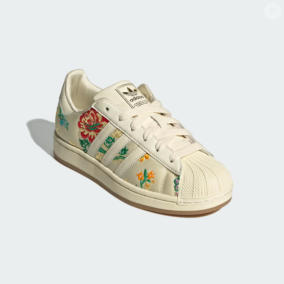 Nem Samba, nem Gazelle: o novo Adidas Superstar II com detalhes florais roubou a atenção das apaixonadas por tênis estilosos. A proposta romântica transforma o calçado em uma opção versátil para usar com vestidos, saias e até alfaiataria