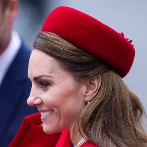 Kate Middleton optou por um look vermelho para comparecer à ocasião.