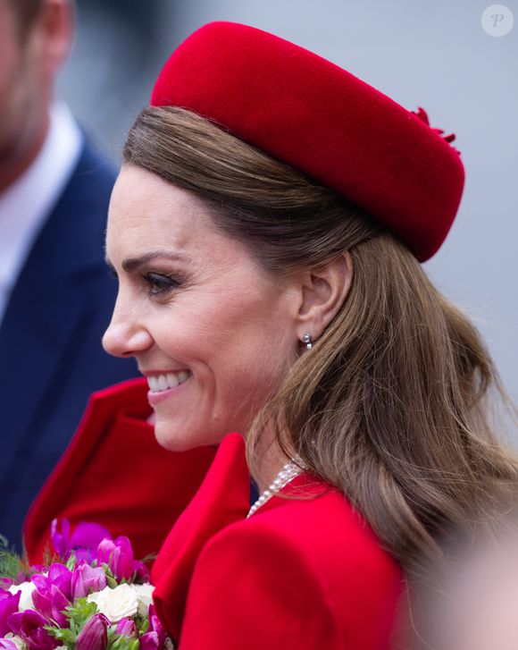 Kate Middleton optou por um look vermelho para comparecer à ocasião.