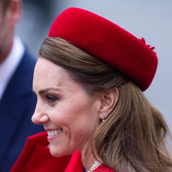 Kate Middleton optou por um look vermelho para comparecer à ocasião.