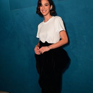 Bruna Marquezine combina camiseta branca básica com saia preta de veludo de modelagem volumosa e cria produção fashionista para evento da Hering