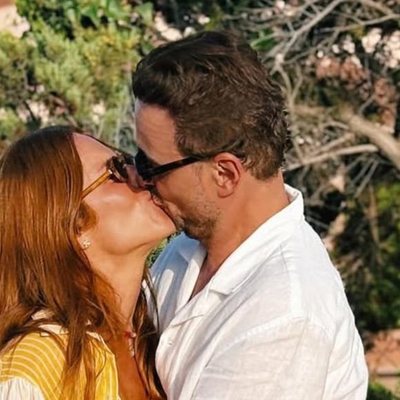 Giovanna Ewbank aparece em foto beijando amigo e causa polêmica na web: 'A maldade está na cabeça de quem vê'