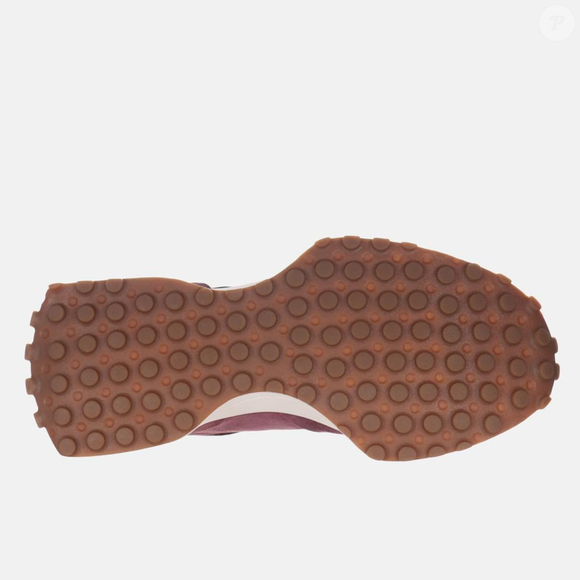 Na Netshoes, o New Balance 327 vinho custa R$ 599,99 ou pode ser parcelado em até 7x de R$ 85,71 sem juros, conforme o preço informado até o fechamento da matéria
