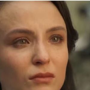 Estela (Larissa Manoela) não imagina que Sandra sabe que ela é mãe de Anabella