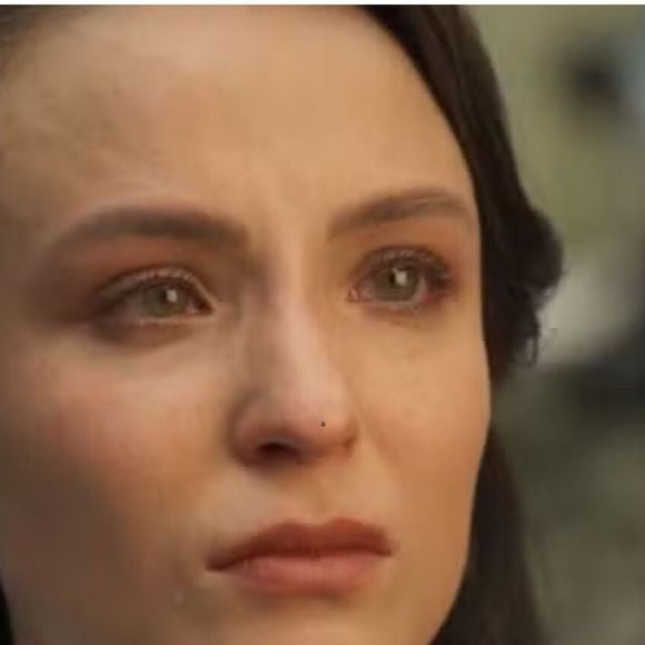 Estela (Larissa Manoela) não imagina que Sandra sabe que ela é mãe de Anabella