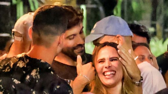 Em affair, Wanessa Camargo e Bruno Bevan, ator de novelas da Globo, se divertem com amigos no RJ. Fotos!