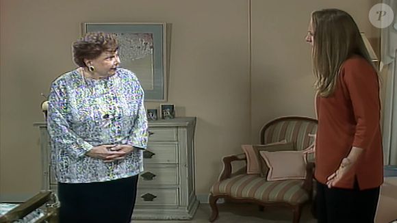 Gafe em 'A Viagem': Maroca (Yara Cortes) surgiu com cabelo mais escuro em cena com a filha Estela (Lucinha Lins) durante conversa em seu quarto