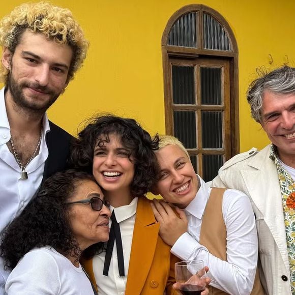 Filha de Débora Bloch, a cineasta Júlia Anquier se casou com a cantora Maria Beraldo neste sábado (24)
