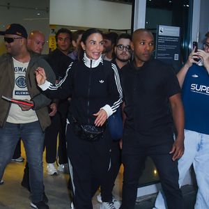 Ivete Sangalo foi vista nesta quarta-feira (29) em um aeroporto após retornar de uma viagem com a família nos Estados Unidos
