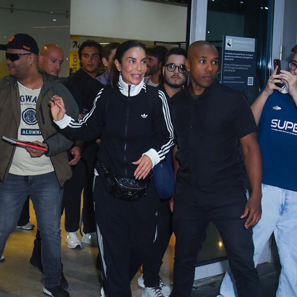 Ivete Sangalo foi vista nesta quarta-feira (29) em um aeroporto após retornar de uma viagem com a família nos Estados Unidos