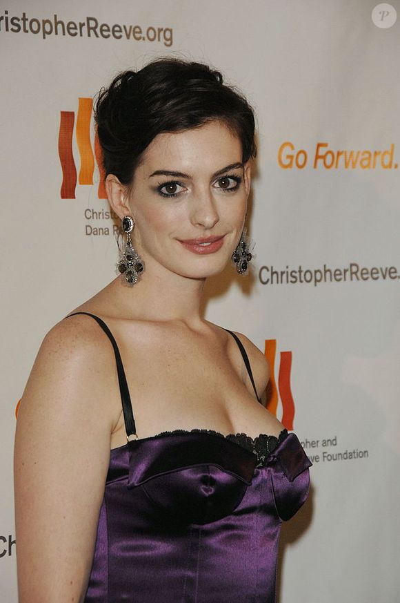 2007: Anne Hathaway mudou seu cabelo e surgiu com ele mais curto em um evento