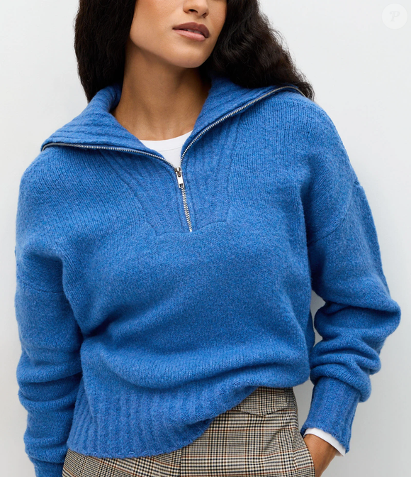 Com textura discreta e gola alta estruturada, o modelo prova que o azul cerúleo continua fashionista