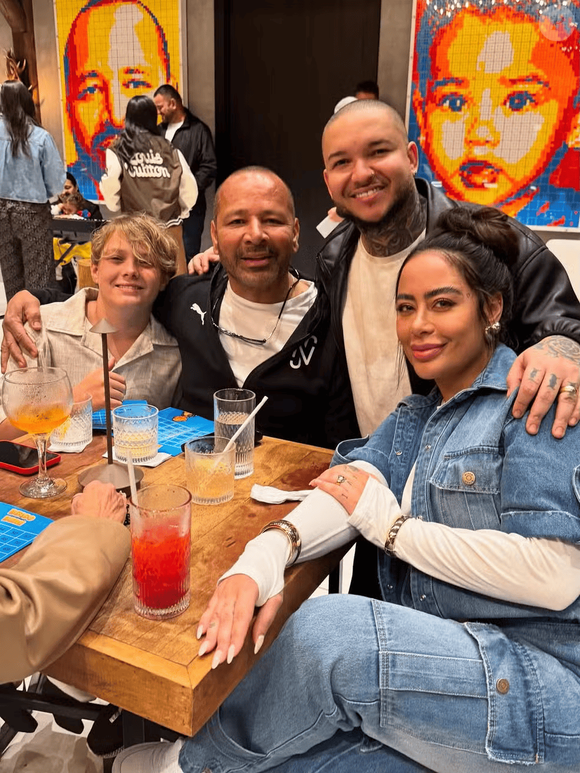 Suel, com Davi Lucca, Neymar Pai e Rafaella Santos, exibe possível aliança em festa da avó com Neymar e Bruna Biancardi