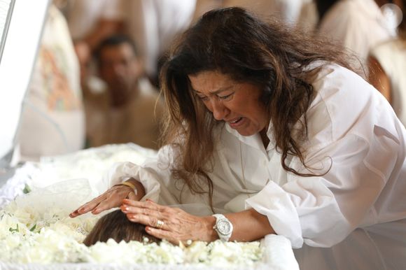 Bastante abalada, Regina Casé fez carinho no corpo de Preta Gil no velório da amiga
