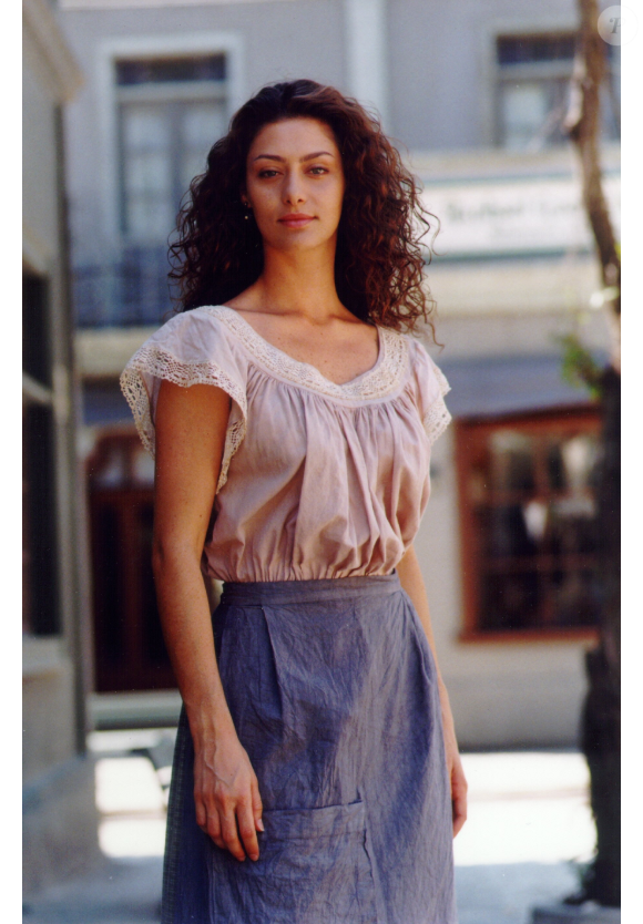 Maria Fernanda Cândido interpretou Paola em 'Terra Nostra': uma mulher elegante, forte e ambiciosa. Nos dias de hoje, ela adoraria usar o perfume La Vie Est Belle, de Lancôme.