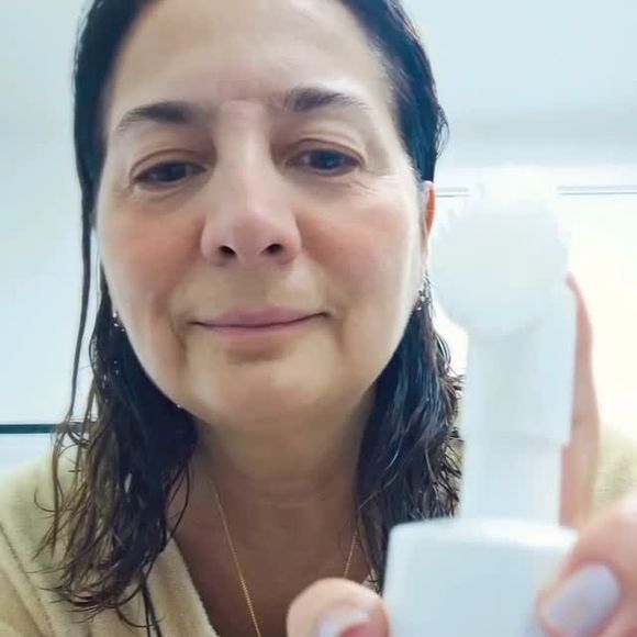 Claudia Helena publicou um vídeo onde aplica o produto no rosto. O conteúdo foi postado de forma conjunta com Alexandre Correa, que também é garoto-propaganda da marca