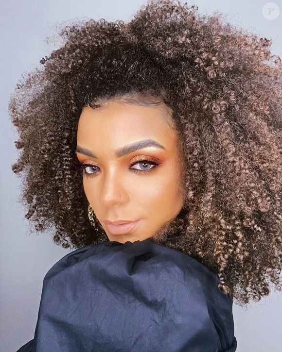 No entanto, o cabelo natural de Brunna Gonçalves impressiona pela beleza