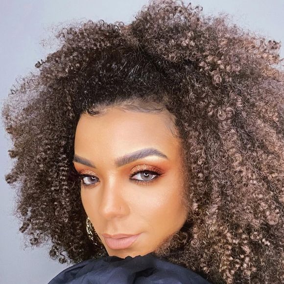 No entanto, o cabelo natural de Brunna Gonçalves impressiona pela beleza