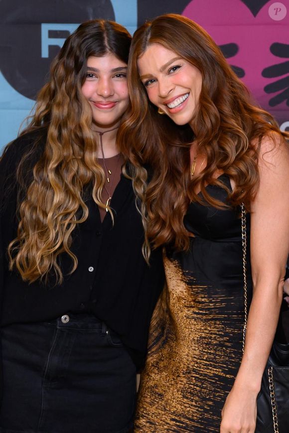 Sofia Massafera impressiona pela semelhança com a mãe famosa