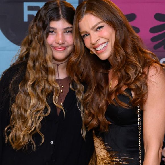 Sofia Massafera impressiona pela semelhança com a mãe famosa