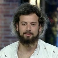 Ex-'A Fazenda', Cartolouco é investigado pela Polícia; ex-namorada acusa o jornalista de agressões em viagem e tentativa de invasão; 'Confia na Justiça', diz acusação