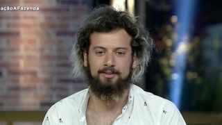 Ex-'A Fazenda', Cartolouco é investigado pela Polícia; ex-namorada acusa o jornalista de agressões em viagem e tentativa de invasão; 'Confia na Justiça', diz acusação