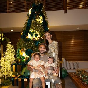 Bruna Biancardi com o marido, Neymar, e as duas filhas, Mavie e Mel